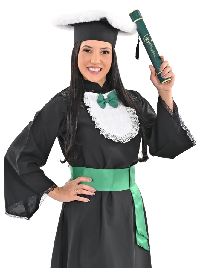 Dra. Cynthia Barros na formatura, de beca e segurando o diploma
